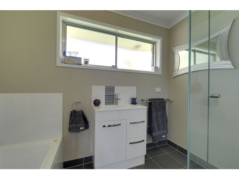 8 Susan Parade, Lenah Valley TAS 7008