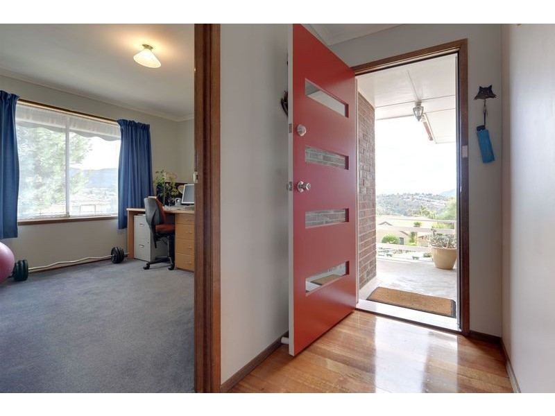 8 Susan Parade, Lenah Valley TAS 7008