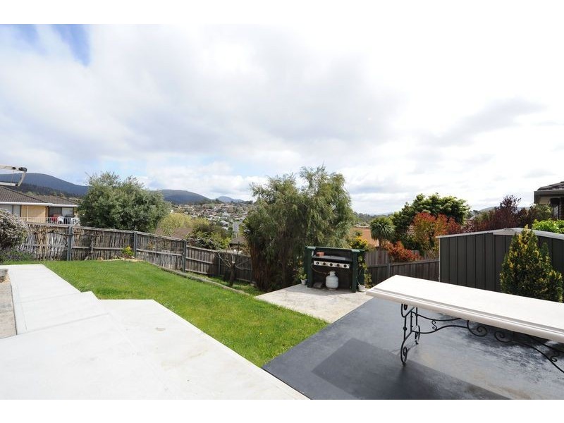 8 Susan Parade, Lenah Valley TAS 7008