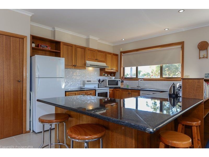 169 Derwent Avenue, Lindisfarne TAS 7015