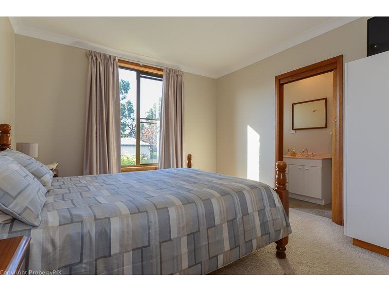 169 Derwent Avenue, Lindisfarne TAS 7015