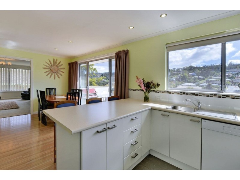 20 Manly Avenue, Lindisfarne TAS 7015