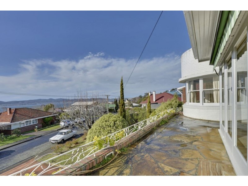 14 Heathcombe Crescent, Sandy Bay TAS 7005