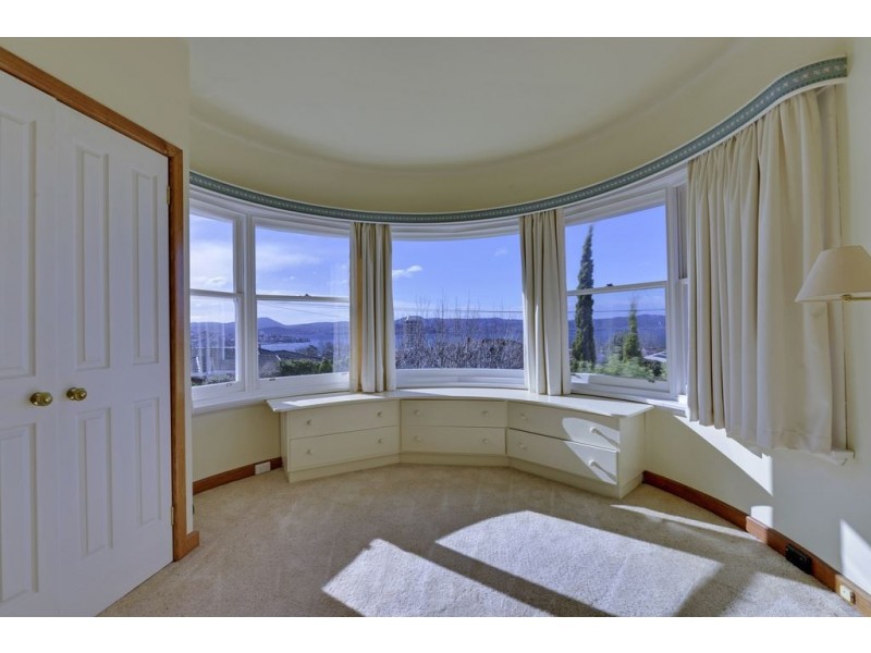 14 Heathcombe Crescent, Sandy Bay TAS 7005