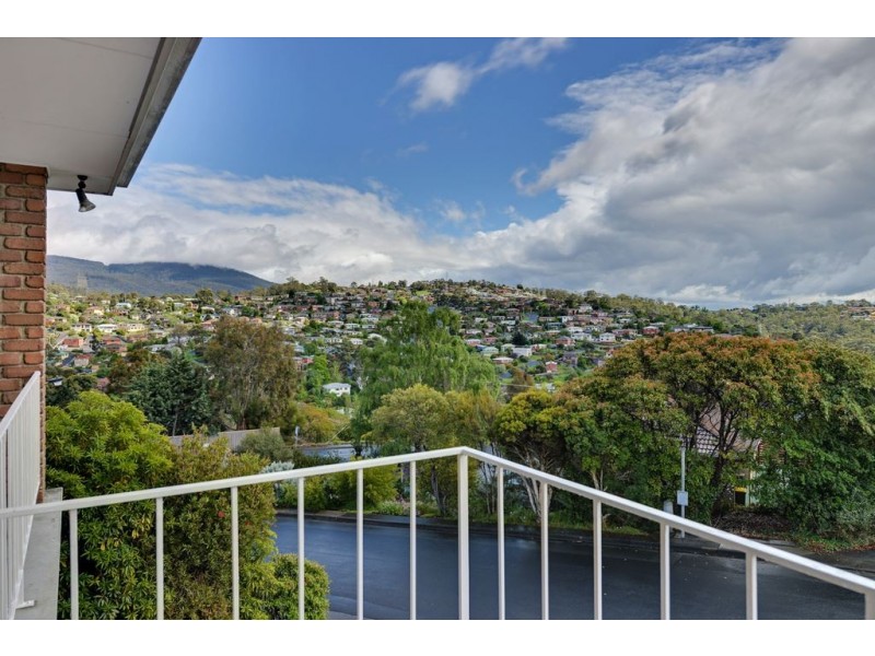 8 Shirley Boulevard, Lenah Valley TAS 7008