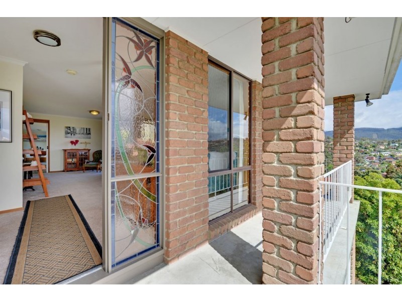 8 Shirley Boulevard, Lenah Valley TAS 7008