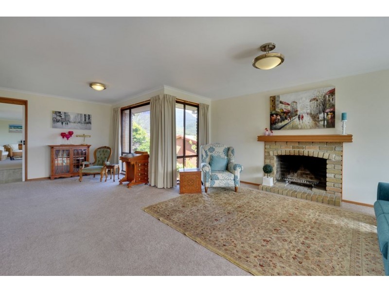 8 Shirley Boulevard, Lenah Valley TAS 7008