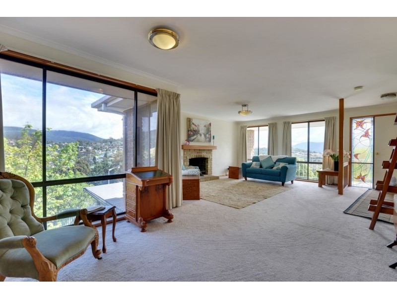 8 Shirley Boulevard, Lenah Valley TAS 7008