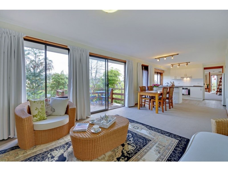 8 Shirley Boulevard, Lenah Valley TAS 7008