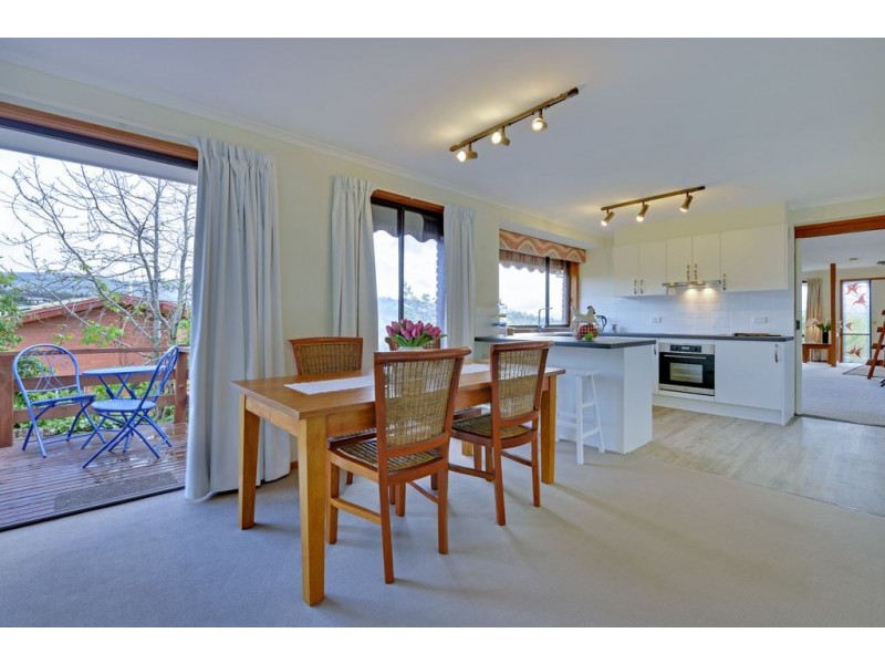 8 Shirley Boulevard, Lenah Valley TAS 7008