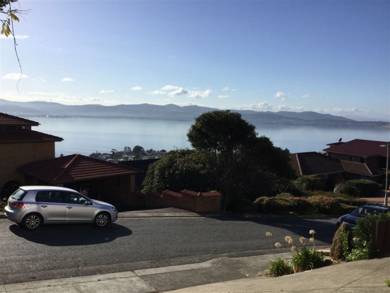 2/4 Amanda Cresent, Sandy Bay TAS 7005