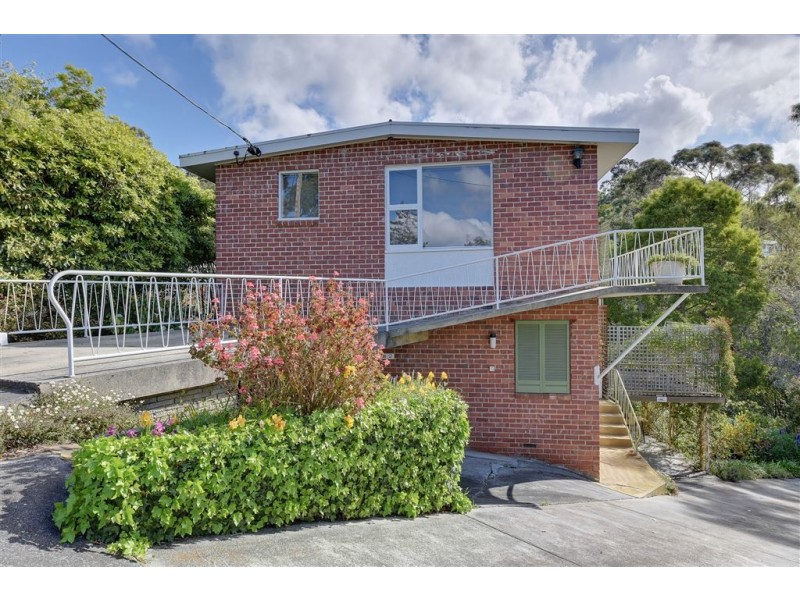 2/8 Woolton Place, Sandy Bay TAS 7005