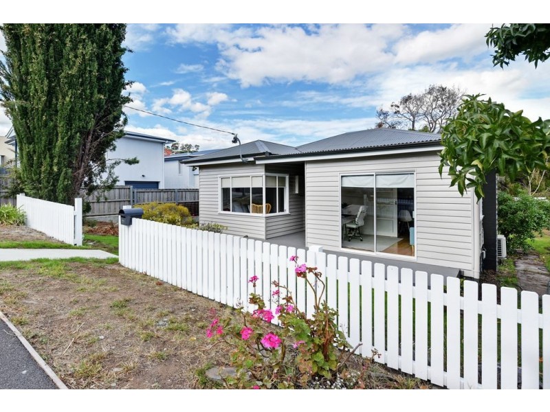 11 Beach Road, Lindisfarne TAS 7015