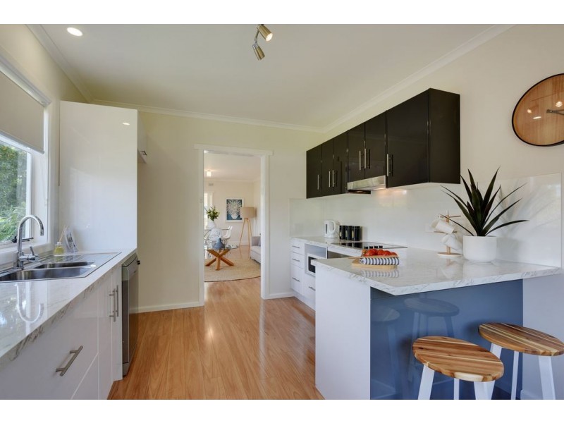 11 Beach Road, Lindisfarne TAS 7015