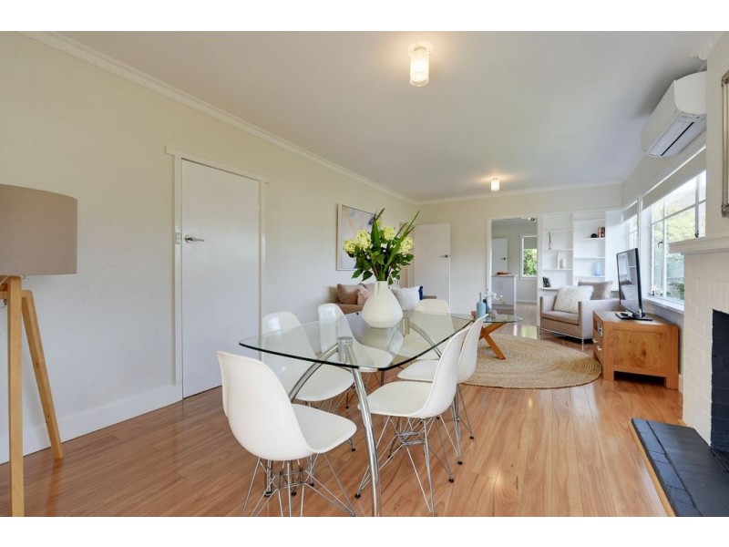11 Beach Road, Lindisfarne TAS 7015