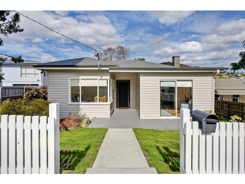 11 Beach Road, Lindisfarne TAS 7015