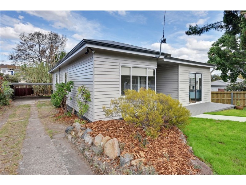 11 Beach Road, Lindisfarne TAS 7015