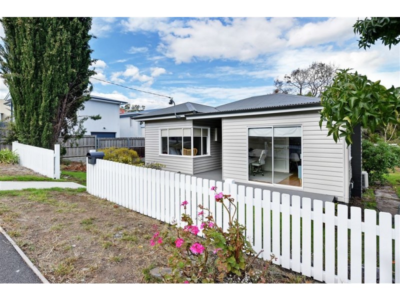11 Beach Road, Lindisfarne TAS 7015