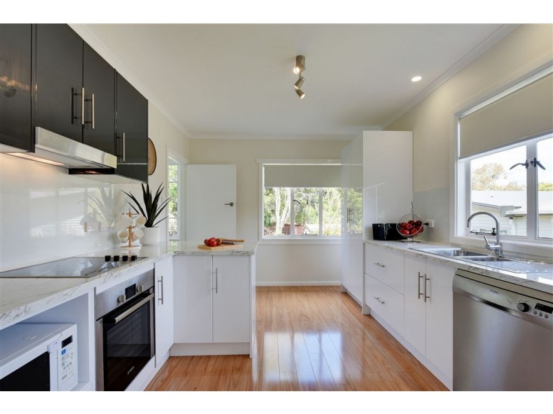 11 Beach Road, Lindisfarne TAS 7015