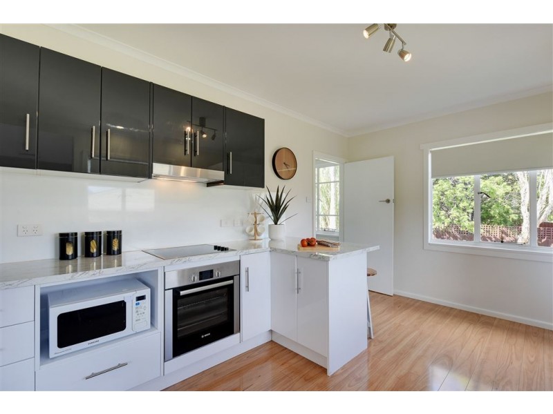 11 Beach Road, Lindisfarne TAS 7015