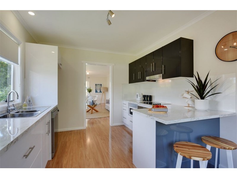 11 Beach Road, Lindisfarne TAS 7015