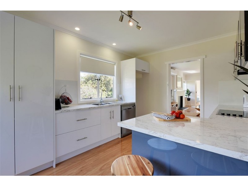 11 Beach Road, Lindisfarne TAS 7015