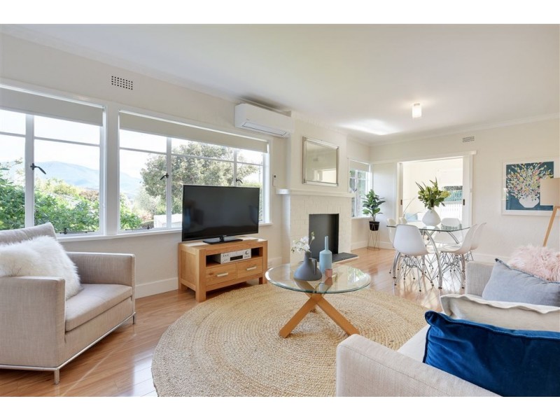 11 Beach Road, Lindisfarne TAS 7015