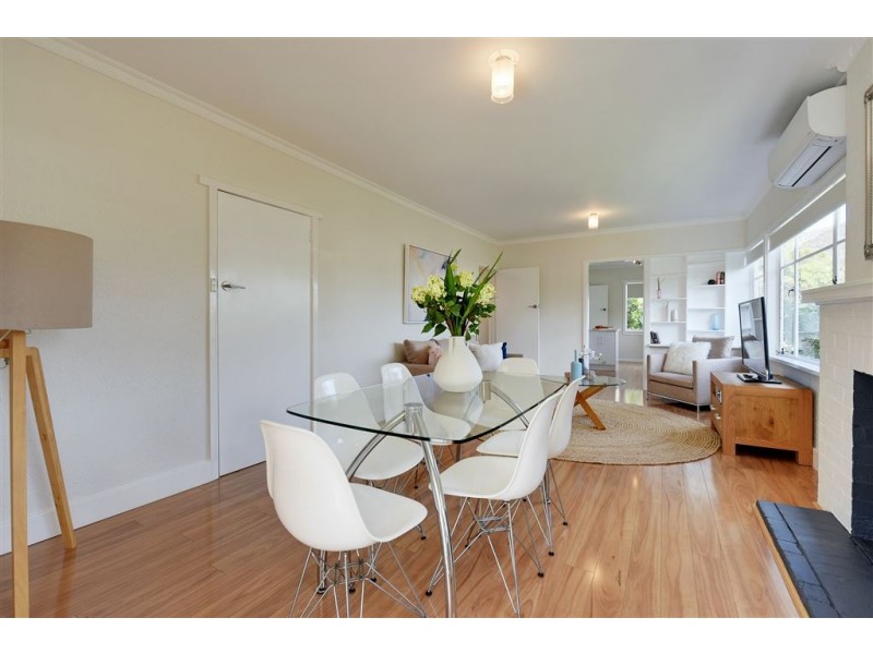 11 Beach Road, Lindisfarne TAS 7015