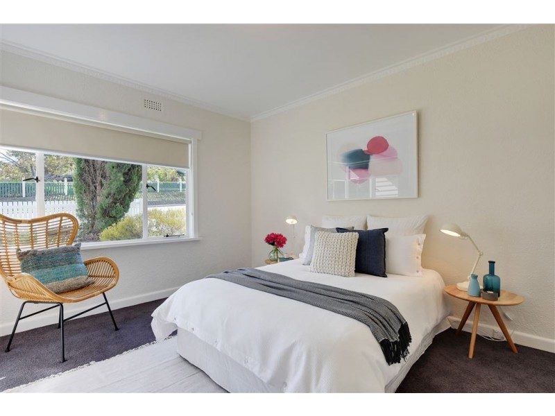 11 Beach Road, Lindisfarne TAS 7015