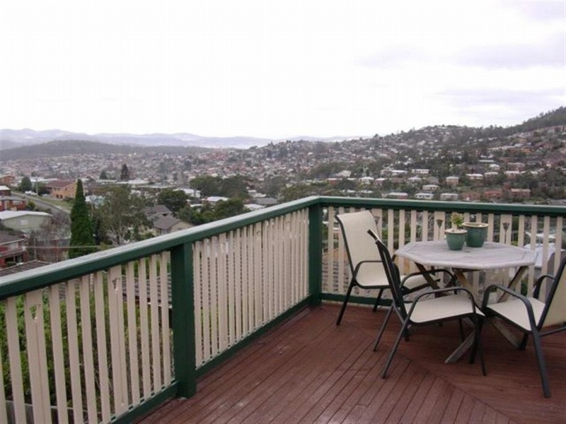 35 Stratton Avenue, Lenah Valley TAS 7008