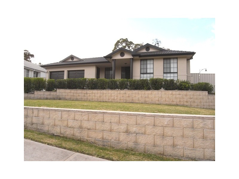 4 Canada Cre, Cameron Park NSW 2285