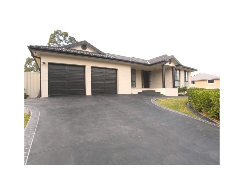 4 Canada Cre, Cameron Park NSW 2285