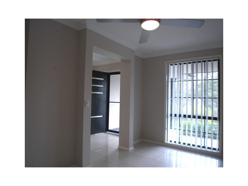 4 Canada Cre, Cameron Park NSW 2285