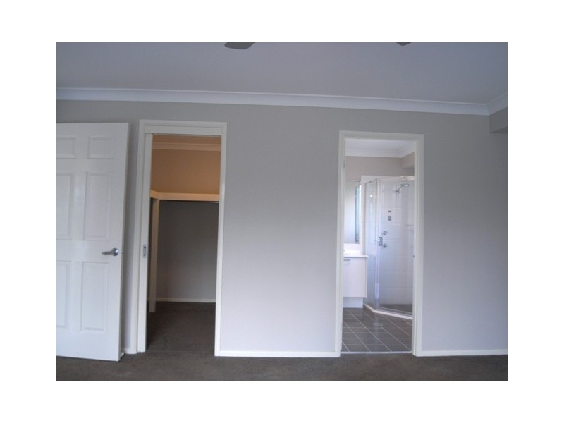 4 Canada Cre, Cameron Park NSW 2285