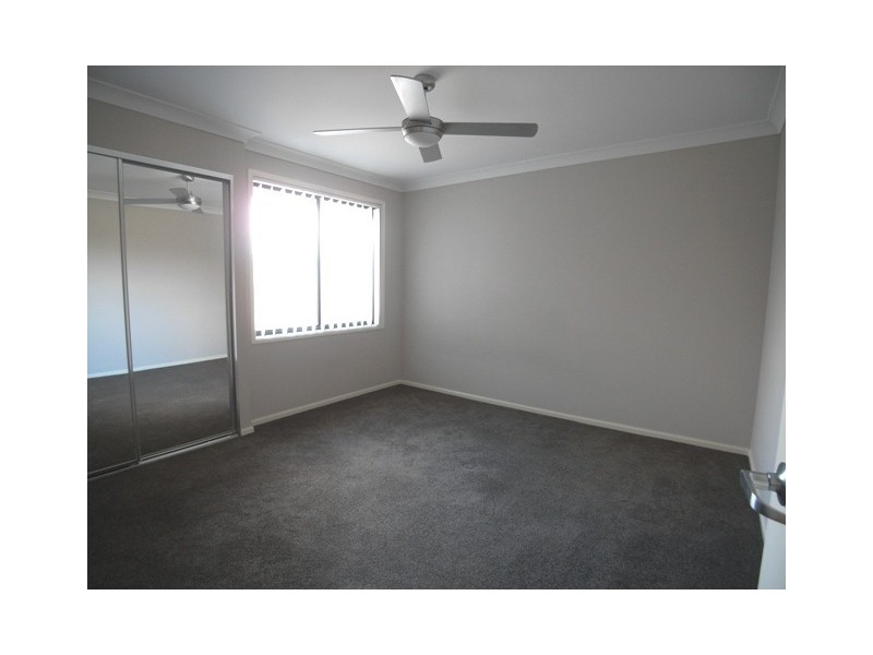 4 Canada Cre, Cameron Park NSW 2285