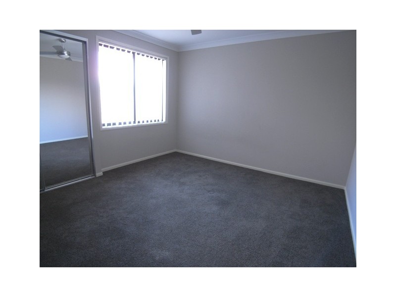4 Canada Cre, Cameron Park NSW 2285