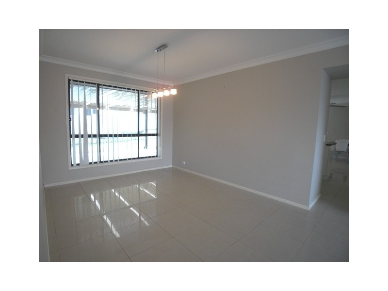 4 Canada Cre, Cameron Park NSW 2285