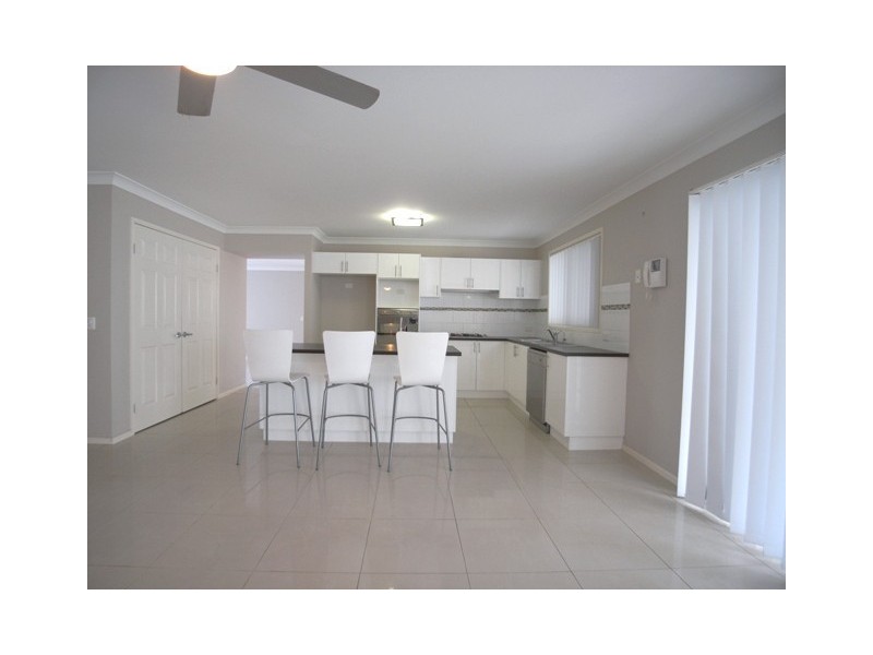 4 Canada Cre, Cameron Park NSW 2285