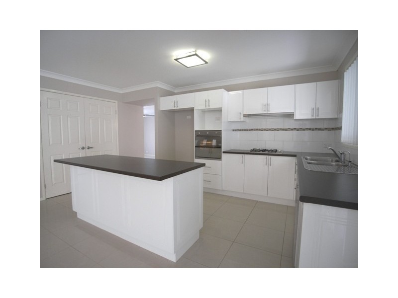 4 Canada Cre, Cameron Park NSW 2285