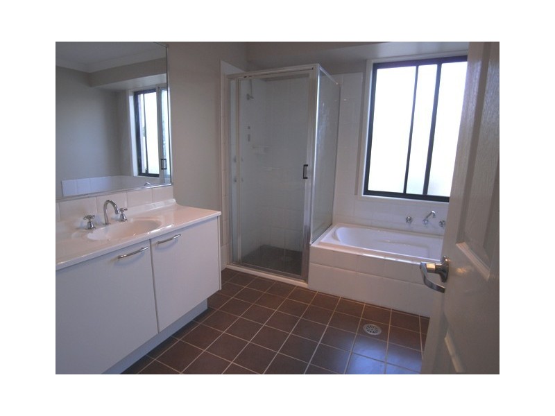 4 Canada Cre, Cameron Park NSW 2285