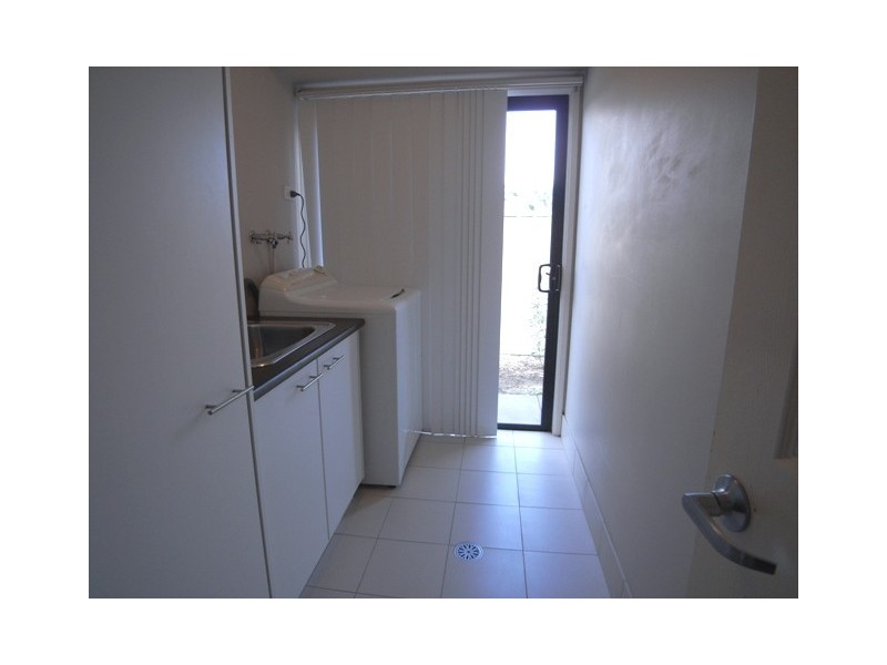 4 Canada Cre, Cameron Park NSW 2285