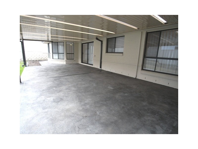 4 Canada Cre, Cameron Park NSW 2285