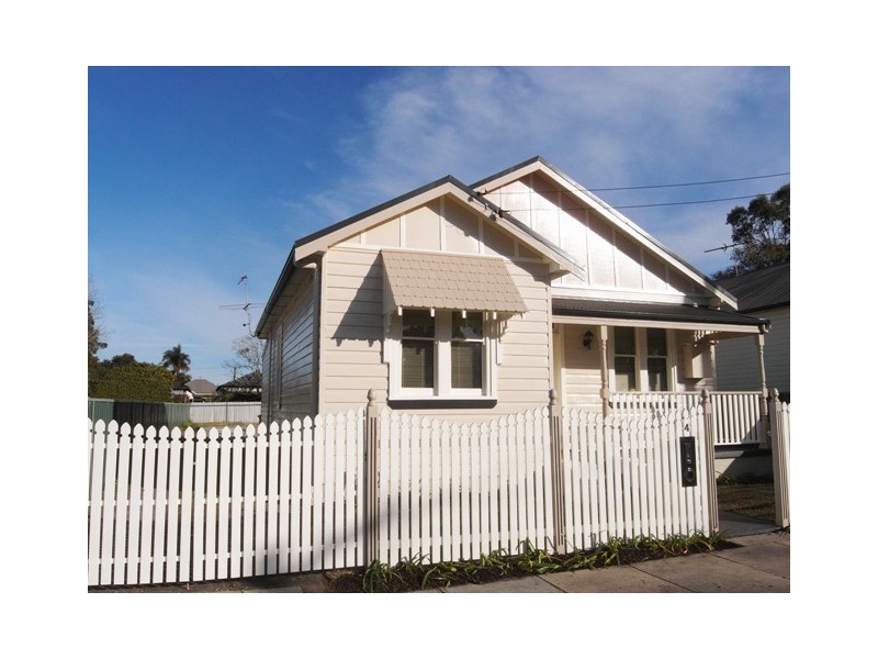 4 Henson Ave, Mayfield East NSW 2304