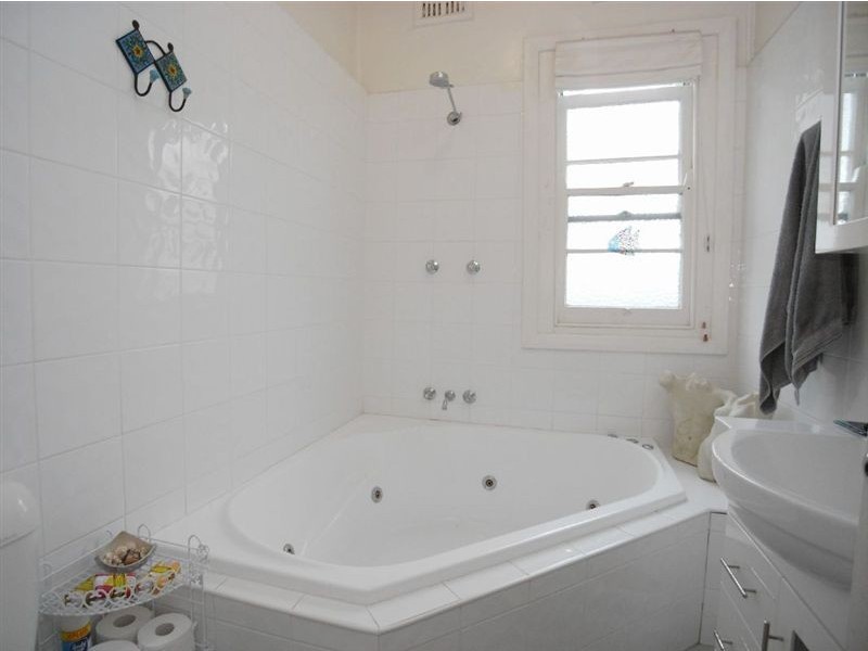 4 Griffith Street, Mayfield NSW 2304