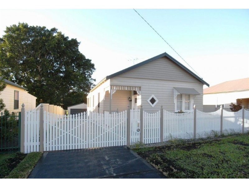 14 Hart St, Mayfield NSW 2304