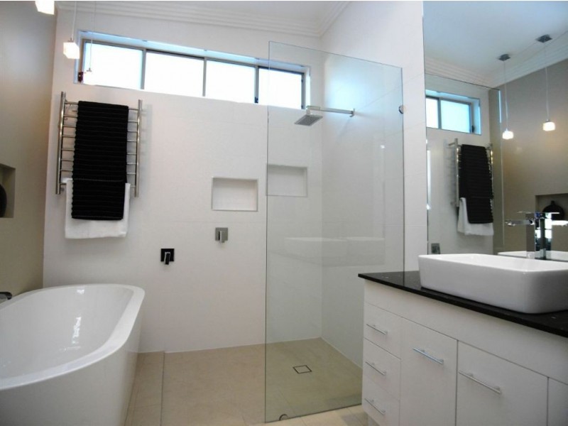 14 Hart St, Mayfield NSW 2304