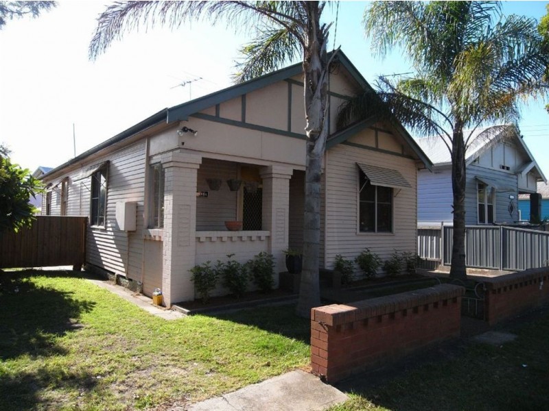 11 Hart St, Mayfield NSW 2304