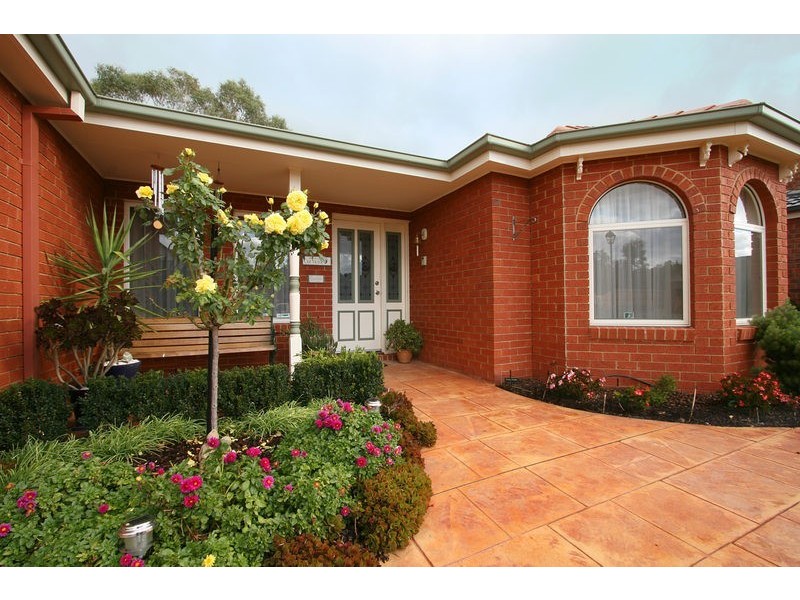 18 Regency Drive, Kilsyth South VIC 3137