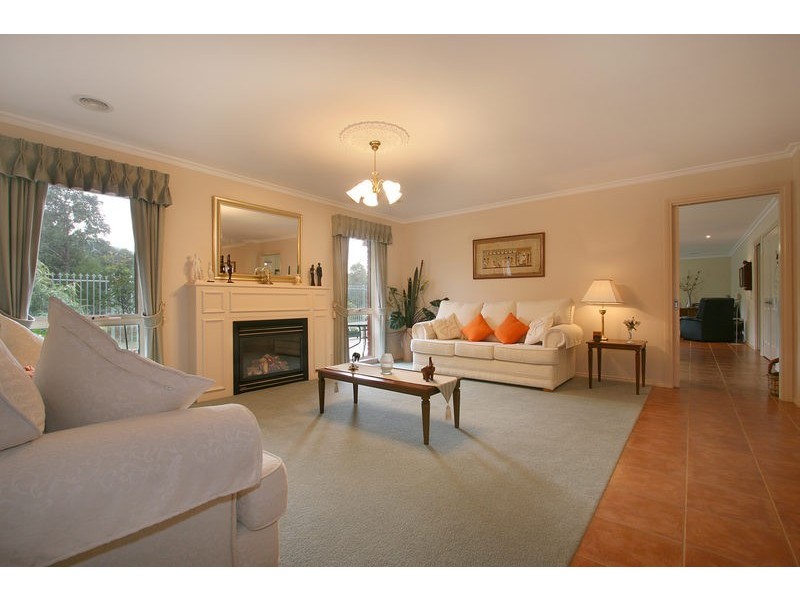 18 Regency Drive, Kilsyth South VIC 3137