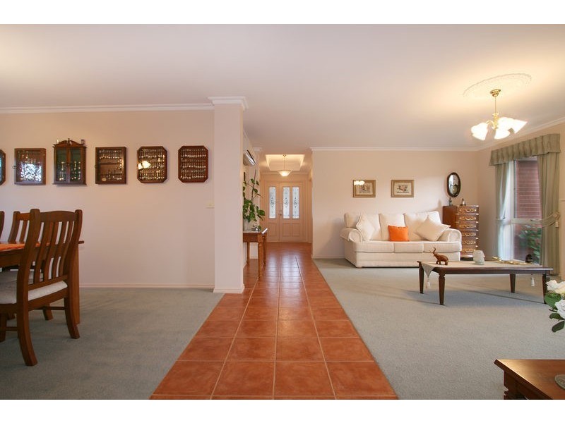 18 Regency Drive, Kilsyth South VIC 3137
